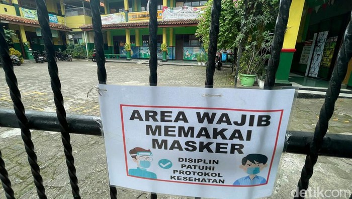 Pembelajaran tatap muka (PTM) di Kota Bekasi akan disetop mulai besok. PTM akan diganti dengan pembelajaran jarak jauh (PJJ). PTM disetop menyusul penemuan 20 siswa dan delapan guru terpapar Corona. Tri mengatakan PJJ akan dimulai pada Rabu (2/2/2022) besok selama 14 hari.