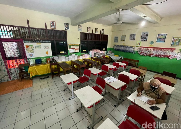 Pembelajaran tatap muka (PTM) di Kota Bekasi akan disetop mulai besok. PTM akan diganti dengan pembelajaran jarak jauh (PJJ). PTM disetop menyusul penemuan 20 siswa dan delapan guru terpapar Corona. Tri mengatakan PJJ akan dimulai pada Rabu (2/2/2022) besok selama 14 hari.