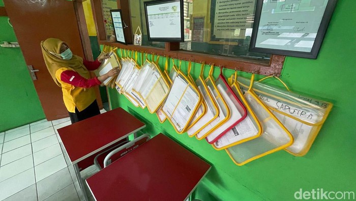 Puluhan Siswa dan Guru Terpapar Covid-19, PTM di Bekasi Disetop 14 Hari Pembelajaran tatap muka (PTM) di Kota Bekasi akan disetop mulai besok. PTM akan diganti dengan pembelajaran jarak jauh (PJJ). PTM disetop menyusul penemuan 20 siswa dan delapan guru terpapar Corona. Tri mengatakan PJJ akan dimulai pada Rabu (2/2/2022) besok selama 14 hari.