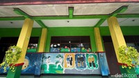 Penampakan lorong sekolah yang kosong karena PTM disetop sementara selama 14 hari.