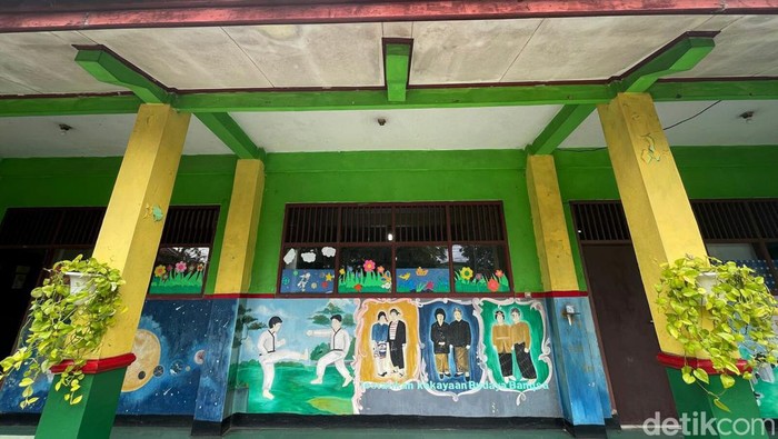 Puluhan Siswa dan Guru Terpapar Covid-19, PTM di Bekasi Disetop 14 Hari Pembelajaran tatap muka (PTM) di Kota Bekasi akan disetop mulai besok. PTM akan diganti dengan pembelajaran jarak jauh (PJJ). PTM disetop menyusul penemuan 20 siswa dan delapan guru terpapar Corona. Tri mengatakan PJJ akan dimulai pada Rabu (2/2/2022) besok selama 14 hari.
