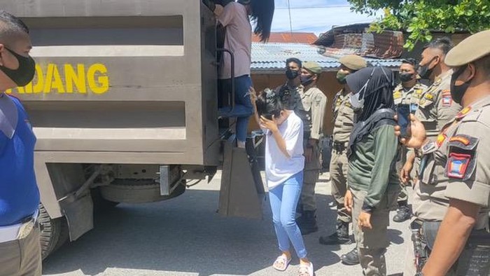 Razia kosan di Padang (Jeka Kampai/detikcom)