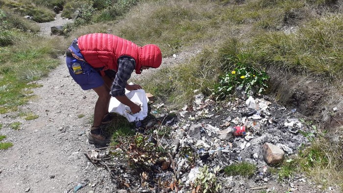 Relawan dan volunteer membersihkan sampah di Gunung Gede Pangrango.