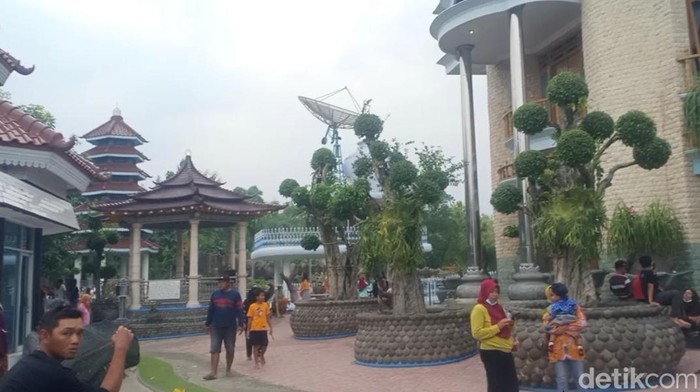 Rumah KH Aly Murshid Madiun Dipadati Pengunjung