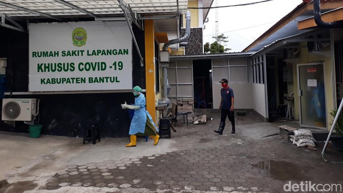 Rumah Sakit Lapangan Khusus COVID-19 (RSLKC) di Kapanewon Bambanglipuro, Kabupaten Bantul, Rabu (2/2/2022).