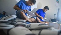 Kini, Lapas Muaro Padang meningkatkan target produksi sendal hotel buatan warga binaan dari lima ribu pasang per bulan pada 2021 menjadi sepuluh ribu per bulan pada 2022. Tahun ini kami menargetkan dalam sebulan bisa memproduksi sepuluh ribu pasang sandal hotel, sebagai langkah menggenjot produktifitas serta potensi ekonomi, kata Kasi Kegiatan dan Kerja Lapas Muaro Padang Syafri Naldi. (Iggoy el Fitra/Antara)