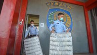 Sedikitnya 21 warga binaan memproduksi sandal hotel setiap hari. Mereka dibagi tugas mulai dari memotong bahan, mencetak motif dan sablon, pengeleman hingga penghalusan hasil gunting bahan sandal sebanyak dua kali. (Iggoy el Fitra/Antara)