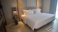 Sandal hotel atau slipper di dalam kamar hotel merupakan salah satu kebutuhan yang disediakan pihak hotel bagi tamu yang menginap. Walau tersedia berbagai macam jenis sandal, namun yang paling umum adalah yang berwarna putih berbahan karet tipis dan diberi merek nama hotel. (Iggoy el Fitra/Antara)