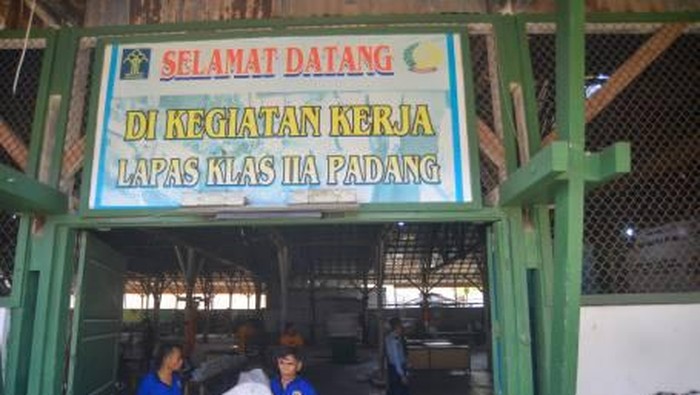 Sandal hotel hasil produksi Lembaga Pemasyarakatan (Lapas) Kelas II A Muaro Padang, Sumatera Barat.