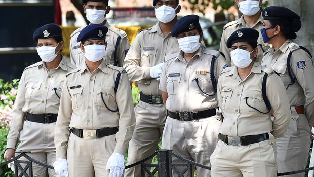 Satpam India berjaga-jaga ketika aktivis Kongres Pemuda Tibet (TYC) melakukan protes terhadap China untuk mendukung India di luar kedutaan besar China di New Delhi, 11 Juli 2020 (AFP Photo).