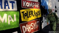 Salah satu pesan mural itu. Indonesia sehat, damai, juara, kompak, toleransi dan dahsyat. Kalian bisa menambahkan apa saja yang sesuai untuk memberi semangat untuk hari ini dan seterusnya.