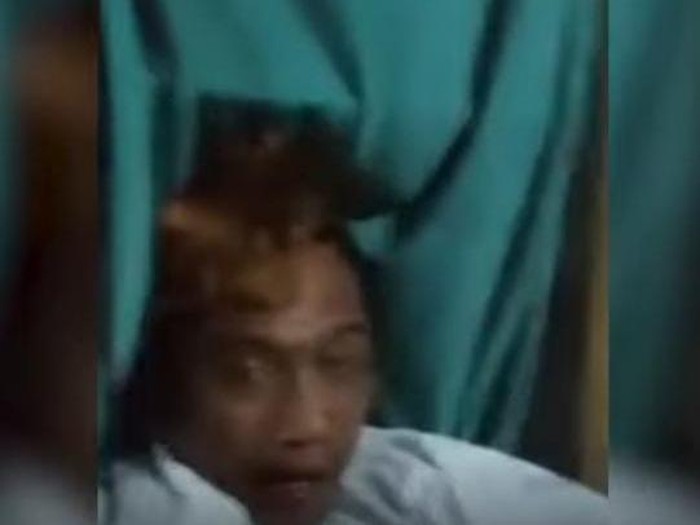Seorang diduga maling nyangkut di jendela saat hendak kabur