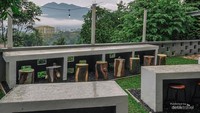 Area Indoor Bolang Resto Dengan Pemandangan Gunung Salak