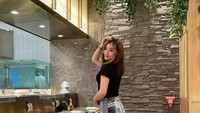 Kulineran di restoran Jepang, begini keseruan Shannon Wong saat memesan aneka menu sushi. Foto: Instagram @shaanonwong