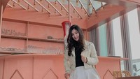 Nah, kalau yang satu ini adalah momen Shannon Wong saat nongkrong di kafe instagenik. Kafenya cantik didominasi warna pink. Foto: Instagram @shaanonwong