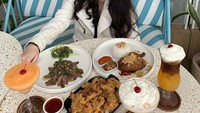 Setelah memesan berbagai menu, Shannon Wong pun berpose dengan menu-menu tersebut. Ada ayam panggang, fried chicken hingga steak dengan saus chimichurri. Foto: Instagram @shaanonwong