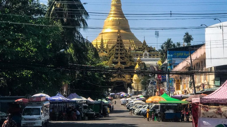 Situasi di Yangon, Myanmar, saat peringatan setahun kudeta militer This general view shows the Shwedagon Pagoda in Yangon on February 1, 2022. (Photo by AFP)