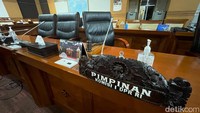 Selain anggota komisi, terdapat pula tiga anggota kesekretariatan Komisi I yang terpapar COVID-19. Rapat akan dilaksanakan kembali pekan depan.