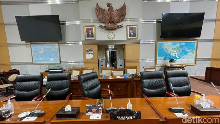 Sunyi Sepi Ruangan Komisi I Saat Anggota DPR Terpapar Covid-19 Suasana sunyi dan sepi terlihat di ruangan rapat kerja Komisi I DPR RI, Kompleks Parlemen senayan, Jakarta, Rabu (02/02/2022).