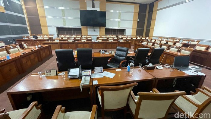 Sunyi Sepi Ruangan Komisi I Saat Anggota DPR Terpapar Covid-19 Suasana sunyi dan sepi terlihat di ruangan rapat kerja Komisi I DPR RI, Kompleks Parlemen senayan, Jakarta, Rabu (02/02/2022).