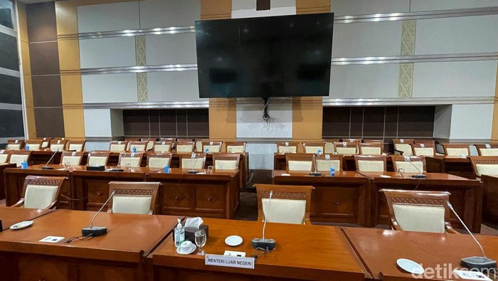Suasana sunyi dan sepi terlihat di ruangan rapat kerja Komisi I DPR RI, Kompleks Parlemen senayan, Jakarta, Rabu (02/02/2022).