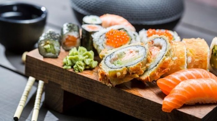 Tak Bisa Pakai Sumpit, Cara Orang India Ini Makan Sushi Bikin Ngakak
