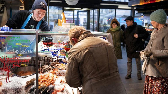 Foto tomada en una estación de trenes en Copenhague, Dinamarca, el 1 de febrero de 2022.  (Liselotte Sabroe/Ritzau Scanpix via AP)