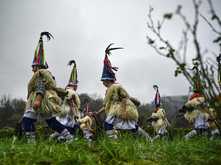 Tradisi Usir Roh Jahat Lewat Karnaval Joaldunak