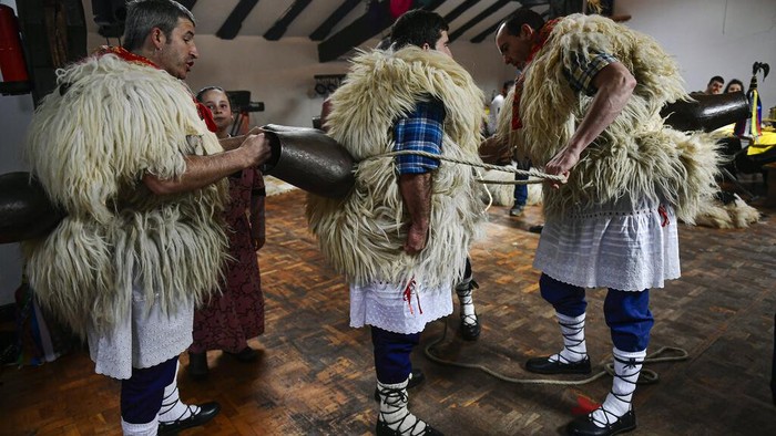 Tradisi Usir Roh Jahat Lewat Karnaval Joaldunaks A group of Joaldunaks are transported on a trailer while taking part in the Carnival between the Pyrenees villages of Ituren and Zubieta, northern Spain, Tuesday, Feb.1, 2022. For two years the carnival has been cancelled due to COVID-19, however this year once again companies of Joaldunak (cowbells) made up of residents of two towns, Ituren and Zubieta, paraded the streets in traditional costumes. (AP Photo/Alvaro Barrientos)