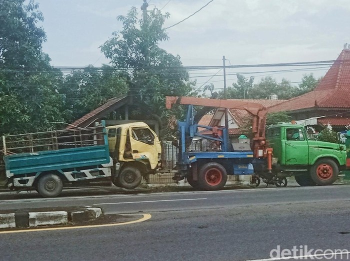 Truk menabrak tembok dan 2 tiang telepon diderek ke Sat Lantas Polres.