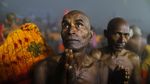 Tumpah Ruah Warga India Saat Mandi Suci di Sungai Gangga