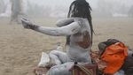 Tumpah Ruah Warga India Saat Mandi Suci di Sungai Gangga