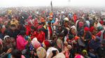 Tumpah Ruah Warga India Saat Mandi Suci di Sungai Gangga