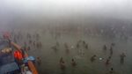 Tumpah Ruah Warga India Saat Mandi Suci di Sungai Gangga
