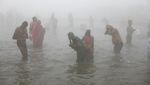 Tumpah Ruah Warga India Saat Mandi Suci di Sungai Gangga