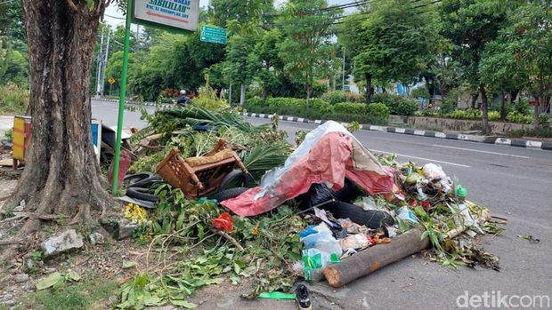 tumpukan sampah sisa kerja bakti minggu
