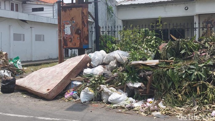 tumpukan sampah sisa kerja bakti minggu