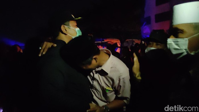 Wali Kota Semarang Hendrar Prihadi berusaha menenangkan korban kebakaran lapak relokasi Pasar Johar Semarang, Rabu (2/2/2022).