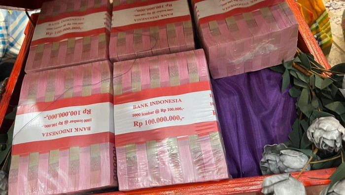 Foto wanita yang menerima uang panaik Rp500 juta, satu unit rumah dan satu paket berlian.
