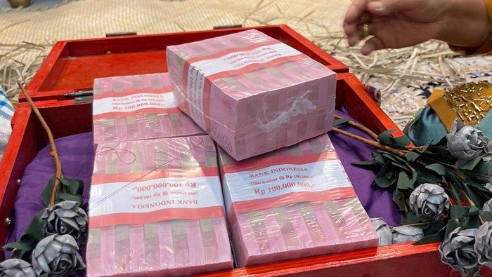 Foto wanita yang menerima uang panaik Rp500 juta,  satu unit rumah dan satu paket berlian.