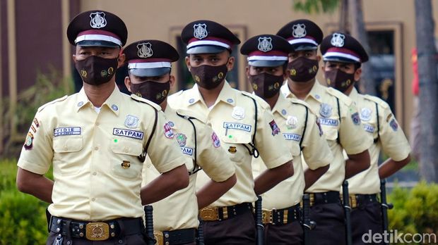 Warna seragam baru satpam 2022 ditampilkan saat HUT ke-41 Satpam. Kini, warna seragam baru satpam 2022 adalah krem dengan celana cokelat.