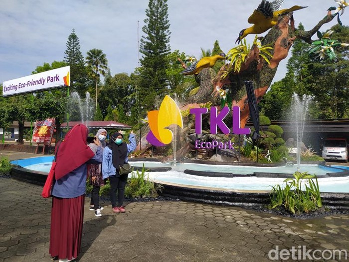 Wisatawan berfoto di Kepodang Taman Kyai Langgeng.