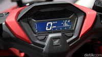 Model ini juga dilengkapi full digital panel meter dengan informasi yang lengkap antara lain indikator kecepatan, jarak tempuh, bahan bakar, indikator Smart Key, jam digital, fuel consumption, indikator tegangan baterai, indikator penggantian oli, trip meter, indikator ISS, dan indikator ABS pada tipe ABS.