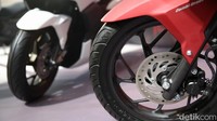 Vario 160 kini didukung ukuran ban tubeless yang lebih lebar, depan 100/80-14 dan belakang 120/70-14 ditambah kombinasi velg berwarna burnt titanium pada tipe ABS.