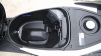 Desain bodi yang besar mampu memberikan kapasitas bagasi 18 liter dan semakin memberikan ruang dengan tampilan desain flat deck dalam menemani aktivitas harian pengendara.