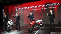 President Director PT Astra Honda Motor (AHM) Keiichi Yasuda (kedua kiri), Executive Vice President Director AHM Johannes Loman (kedua kanan), Marketing Director AHM  Thomas Wijaya (kiri), dan Marketing Director AHM Tetsuya Komine berfoto bersama saat peluncuran All New Honda Vario 160 di AHM Safety Riding and Training Center, Cikarang Pusat, Kabupaten Bekasi, Jawa Barat, Rabu (2/2/2022). Vario 160 sekarang mengadopsi muka baru dengan tetap mempertahan bodi yang besar khas Vario.  