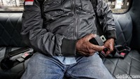 Mikrotrans dilengkapi dengan sabuk pengaman.