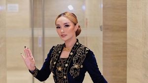 8 Foto Terbaru Zaskia Gotik Anggun Berkebaya, Rambut Blonde Tuai Nyinyiran