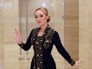 8 Foto Terbaru Zaskia Gotik Anggun Berkebaya, Rambut Blonde Tuai Nyinyiran