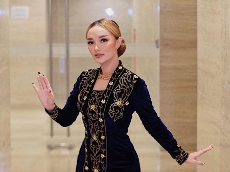 8 Foto Terbaru Zaskia Gotik Anggun Berkebaya, Rambut Blonde Tuai Nyinyiran